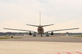 伊ローマのレオナルド・ダビンチ国際空港の滑走路を移動するアリタリア航空機（2021年3月5日撮影）。(c)Andreas SOLARO / AFP