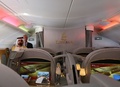 アラブ首長国連邦（UAE）のドバイ（Dubai）で開催中のドバイ航空ショー（Dubai Airshow）で、エアバス（Airline）社製A380型機の機内を見学するドバイのムハンマド・ビン・ラシド・マクトム（Sheikh Mohammed bin Rashid Al-Maktoum）首長（左、2013年11月17日撮影）。(c)AFP/MARWAN NAAMANI