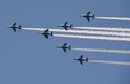 国立競技場（東京都新宿区）上空を展示飛行する航空自衛隊のアクロバットチーム「ブルーインパルス（Blue Impulse）」（2014年5月31日撮影）。(c)AFP/TOSHIFUMI KITAMURA