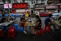 中国・湖北省武漢市内の屋台で食事をする人々（2020年8月4日撮影）。(c)Hector RETAMAL / AFP