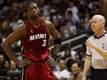 08-09NBA東カンファレンスプレーオフ1回戦、アトランタ・ホークス（%%Atlanta Hawks%%）対マイアミ・ヒート（%%Miami Heat%%）第7戦。試合はジョー・ジョンソン（%%Joe Johnson%%）が27得点を記録し、ホークスが91-78で勝利し、対戦戦績を4勝3敗として同準決勝へ進んだ。ホークスは準決勝でレブロン・ジェームズ（%%LeBron James%%）率いるクリーブランド・キャバリアーズ（%%Cleveland Cavaliers%%）と対戦する。写真は判定に落胆するヒートのドウェイン・ウェイド（%%Dwyane Wade%%、左）。（2009年5月3日撮影）(c)AFP/Getty Images/Doug Benc