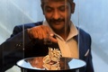 7801個のダイヤモンドがあしらわれた指輪を披露するコッティ・スリカンスさん。インド・ハイデラバードの宝石店で（2020年11月3日撮影）。(c)NOAH SEELAM / AFP
