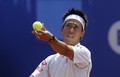 男子テニス、バルセロナ・オープン（Barcelona Open Banc Sabadell 2014）シングルス準決勝。サーブトスを上げる錦織圭（Kei Nishikori、2014年4月26日撮影）。(c)AFP/JOSEP LAGO