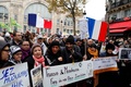 仏首都パリでイスラム嫌悪に抗議するデモ行進に参加する人々（2019年11月10日撮影）。(c)GEOFFROY VAN DER HASSELT / AFP