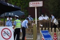 中国・北京の天安門広場近くで警備に当たる警官ら（2020年6月3日撮影）。(c)GREG BAKER / AFP
