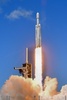 米フロリダ州ケープカナベラルのケネディ宇宙センターから打ち上げられた、航空宇宙局（NASA）の探査機「エウロパ・クリッパー」を搭載したスペースX社のロケット「ファルコン9」（2024年10月14日撮影）。(c)CHANDAN KHANNA / AFP