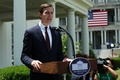 米首都ワシントンのホワイトハウスで、上院情報特別委員会による聴取を受けた後に声明を発表するジャレッド・クシュナー上級顧問（2017年7月24日撮影）。(c)AFP/YURI GRIPAS
