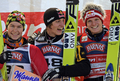 表彰式に臨む（左から）2位のアンデシュ・ヤコブセン、優勝したグレゴア・シュリーレンツァウアー、3位のトーマス・モルゲンシュテルン。(c)AFP/JANEK SKARZYNSKI