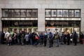 ロシア国営銀行ズベルバンクのチェコ・プラハ支店で、預金引き出しと口座解約のため並ぶ人（2022年2月25日撮影）。(c)Michal Cizek / AFP