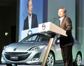 マツダ（Mazda）は11日、新型スポーツコンパクト「アクセラ（Axala、海外名Mazda3）」を発表した。新開発のアイドリング停止機能を装備し、エンジンを0.35秒で再始動できるほか、停止・始動時の騒音や振動を軽減。燃費も15％向上した。搭載するターボエンジンは、1.5リットル、2リットル、2.3リットルの3モデルを用意している。

写真は、都内で新型「アクセラ（Axala）」を発表する山内孝（Takashi Yamanouchi）マツダ（Mazda）社長。（2009年6月11日撮影）。(c)AFP/Yoshikazu TSUNO