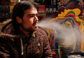 オランダ・アムステルダム（Amsterdam）のカフェで巻紙大麻を吸うスペイン人旅行者（2008年12月8日撮影）。(c)AFP/ANOEK DE GROOT
