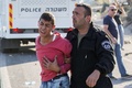 イスラエル北部クファルカナ（Kfar Kana）で、22歳の青年が警察に射殺された事件に抗議して警察と衝突し逮捕されるアラブ系イスラエル人の若者（2014年11月9日撮影）。(c)AFP/JACK GUEZ
