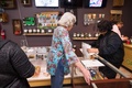米カリフォルニア州デザート・ホット・スプリングスの調剤薬局で、大麻製品を購入する客（2018年1月1日撮影）。(c)AFP PHOTO / Robyn Beck