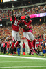 12NFLは14日、第6週の試合が各地で行われ、アトランタ・ファルコンズ（Atlanta Falcons）は23-20でオークランド・レイダース（Oakland Raiders）に勝利した。

タッチダウンを決め、チームメイトのハリー・ダグラス（Harry Douglas、左）と歓喜するアトランタ・ファルコンズのロディ・ホワイト（Roddy White、2012年10月14日撮影）。(c)AFP/Getty Images/Kevin C. Cox