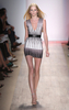 ニューヨーク市内で発表されたエルベ・レジェ バイ マックスアズリア（Herve Leger By Max Azria）の09年春夏コレクション（2008年9月7日撮影）。(c)AFP/Getty Images/Scott Gries