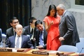 米ニューヨークの国連本部で開かれた安全保障理事会の会合で、北朝鮮制裁決議案の採決前に安保理の議長を務めるエジプトのアムル・アブデルラティフ・アブラッタ国連大使（右）と話をする米国のニッキー・ヘイリー国連大使（右から2人目、2017年8月5日撮影）。(c)AFP/EDUARDO MUNOZ ALVAREZ