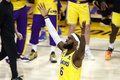 22-23NBA、ロサンゼルス・レイカーズ対オクラホマシティ・サンダー。NBAの歴代最多得点記録を更新し、歓喜するロサンゼルス・レイカーズのレブロン・ジェームズ（2023年2月7日撮影）。(c)Ronald Martinez/Getty Images/AFP 
