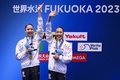 第20回世界水泳選手権、アーティスティックスイミング（AS）、デュエット・テクニカルルーティン（TR）決勝。表彰式に臨む金メダルの比嘉もえ/安永真白組（2023年7月16日撮影）。(c)Yuichi YAMAZAKI / AFP