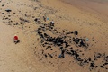 ブラジル・バイア州カマサリのジャウアビーチで、原油を除去するボランティアら。ドローンで撮影（2019年10月17日撮影）。(c)AFP / Mateus Morbeck