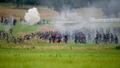 米ペンシルベニア（Pennsylvania）州のゲティスバーグ（Gettysburg）で28日、南北戦争（1861～65年）の「ゲティスバーグの戦い（The Battle of Gettysburg）」が再現された。

3日間にわたって行われる記念イベントには、当時の兵士らをたたえて約1万人が参加。激しい「戦い」を繰り広げる。

写真は戦う「兵士」たち（2013年6月28日撮影）。(c)AFP/Karen BLEIER
