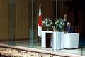 安倍晋三元首相の死去を受け、米首都ワシントンの日本大使公邸を訪れ、冨田浩司大使が見守る中、弔問者芳名録に記帳するジョー・バイデン大統領（2022年7月8日撮影）。(c)SAMUEL CORUM / AFP