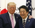 大阪で開催中の20か国・地域（G20）首脳会議に合わせて行われた日米首脳会談で、笑顔を見せるドナルド・トランプ米大統領（左）と安倍晋三首相（右、2019年6月28日撮影）。(c)Kimimasa MAYAMA / POOL / AFP