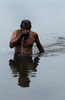 インド北部ウッタルプラデシュ（Uttar Prades）州カンプール（Kanpur）を流れるガンジス川でもく浴をし、川の水を飲む男性（2010年1月13日撮影）。(c)AFP/Diptendu DUTTA