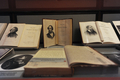 英ロンドン市内のチャールズ・ディケンズ博物館（Charles Dickens Museum）に展示されたディケンズの初版本など（2012年2月6日撮影）。(c)AFP/CARL COURT