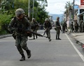 イスラム武装勢力の襲撃を受けたフィリピン南部ミンダナオ（Mindanao）島の商業都市サンボアンガ（Zamboanga）では、襲撃から4日目となる12日、軍と武装勢力との激しい戦闘が始まった。

独立運動を数十年にわたって続けている反政府勢力「モロ民族解放戦線（MNLF）」のメンバー約180人は9日、ボートでサンボアンガに上陸し、市沿岸部の村を占拠。村人らを「人間の盾」として軍に対抗している。これに対しフィリピン軍は精鋭およそ200人の部隊を投入し、警察の支援を受けて包囲網を狭めている。サンボアンガでは約1万3000人が自宅から避難しているほか、政府庁舎などには厳重な警備が敷かれ、街中は閑散としている。

写真は市内で武装勢力掃討に当たるフィリピン軍の海兵隊員（2013年9月10日撮影）。(c)AFP/TED ALJIBE