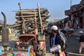 パキスタン北西部ペシャワールの難民キャンプで、アフガニスタンで「暴力削減措置期間」の合意がされたことを祝福しお菓子を配る難民（2020年2月22日撮影）。(c)Abdul MAJEED / AFP