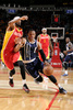 14-15NBA、ヒューストン・ロケッツ（Houston Rockets）対オクラホマシティ・サンダー（Oklahoma City Thunder）。ドライブを仕掛けるオクラホマシティ・サンダーのラッセル・ウエストブルック（Russell Westbrook、2015年1月15日撮影）。(c)AFP/Getty Images/NBAE/Bill Baptist