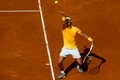 男子テニス、バルセロナ・オープン、シングルス3回戦。サーブを打つラファエル・ナダル（2018年4月26日撮影）。(c)AFP PHOTO / PAU BARRENA