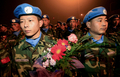 2007年11月23日、河南（Henan）省、鄭州（Xinzheng）国際空港で、出発前に国連PKO部隊水色の制帽をかぶり整列する人民解放軍兵士。(c)AFP/TEH ENG KOON