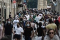 フランス・ボルドーの商店街を歩く人々（2020年9月5日撮影）。(c)PHILIPPE LOPEZ / AFP