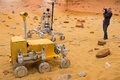 英イングランドのスティーブニッジ（Stevenage）に完成した火星無人探査車のテスト試験場「マーズヤード（Mars Yard）」に展示された無人探査車の試作機「ブリジット（Bridget）」の写真を撮影する報道陣（2014年3月27日撮影）。(c)AFP/LEON NEAL