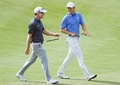 男子ゴルフ米国ツアーメジャー第2戦、全米オープン選手権を控え、練習ラウンド中にコーチと話すジョーダン・スピース（右、2017年6月12日撮影）。(c)AFP/Getty Images/Jamie Squire