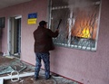 ウクライナ東部ゴルロフカ（Gorlivka）の警察署を襲撃する親ロシア派の活動家（2014年4月14日撮影）。(c)AFP/ALEXEY KRAVTSOV