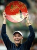 女子テニス、東レ・パンパシフィック・オープン、シングルス決勝。表彰式でトロフィーを掲げるカロリーネ・ボズニアツキ（2016年9月25日撮影）。(c)AFP/TORU YAMANAKA