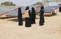 イエメン首都サヌア北西のアブスで太陽光発電所を運営するイマン・ハディさん率いる女性グループ（2021年3月9日撮影）。(c)AFP