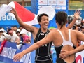 第17回アジア競技大会（17th Asian Games、Asiad）トライアスロンの混合リレーを制し、チームメートと歓喜する細田雄一（Yuichi Hosoda、2014年9月26日撮影）。(c)AFP/JUNG YEON-JE