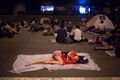 香港（Hong Kong）の金鐘（アドミラルティ、Admiralty）地区で、抗議集会の後に占拠した道路で眠るデモ参加者（2014年10月10日撮影）。(c)AFP/Ed Jones