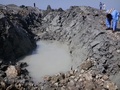 パキスタン南西部で24日に発生した大地震により同国沖に出現した島には、興味をひかれた地元住民らが次々と上陸している。

国立海洋研究所（National Institute of Oceanography）の海洋生物学者によると、島は幅300フィート（約91メートル）、長さ120フィート（約37メートル）ほど。標高は18～21メートルで、沿岸から200メートルほど離れた場所に出現。専門家らによると、強い揺れが発生した際に地中のメタンガスが土壌を噴き上げて形成される「泥火山」の可能性が高く、数か月で消滅する可能性もあるという（2013年9月25日撮影）。(c)AFP/Behram BALOCH