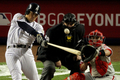 09MLBワールドシリーズ（7回戦制）、ニューヨーク・ヤンキース（%%New York Yankees%%）対フィラデルフィア・フィリーズ（%%Philadelphia Phillies%%）第6戦。試合はヤンキースが7-3で勝利し、9年ぶり27度目のワールドシリーズ制覇を果たした。写真は5回に2点適時二塁打を放つヤンキースの松井秀喜（%%Hideki Matsui%%）。（2009年11月4日撮影）(c)AFP/Getty Images/Jim McIsaac