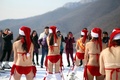 中国中部河南（Henan）省許晶（Xuchang）のスキー場に現れたビキニ姿の女性たち（2014年12月23日撮影）。(c)AFP