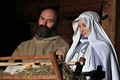 チェコ東部モラバ（Moravia）地方のロジュノフ（Roznov）にあるリトル・ウッデン・タウン（Little Wooden Town）で、キリスト（Jesus Christ）降誕劇を上演する役者たち（2013年12月22日撮影）。(c)AFP/RADEK MICA