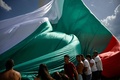 ブルガリア・ロジェンで、巨大なブルガリア国旗を掲げる人々（2023年7月13日撮影）。(c)Nikolay DOYCHINOV / AFP