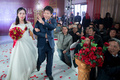 工事現場に立つ新郎新婦たち（2019年1月13日撮影）。(c)CNS/韋亮