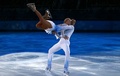 ソチ冬季五輪、フィギュアスケート・エキシビションの演技に臨むアリオナ・サフチェンコ（Aliona Savchenko）/ロビン・ショルコウィー（Robin Szolkowy）組（2014年2月22日撮影）。(c)AFP/ADRIAN DENNIS