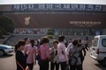北朝鮮の首都・平壌で開かれた第15回平壌国際映画祭を訪れた人々（2016年9月23日撮影）。(c)AFP/Ed Jones