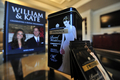 米ワシントンD.C.（Washington D.C.）で、高級ホテル、リッツカールトン（Ritz-Carlton）のショーウインドーに飾られた英紅茶ブランド、トワイニング（Twinings）がウィリアム英王子（Prince William）とケイト・ミドルトン（Kate Middleton）さんの結婚を記念して発売したロイヤルウエディングブレンド（2011年4月26日撮影）。(c)AFP/Jewel Samad